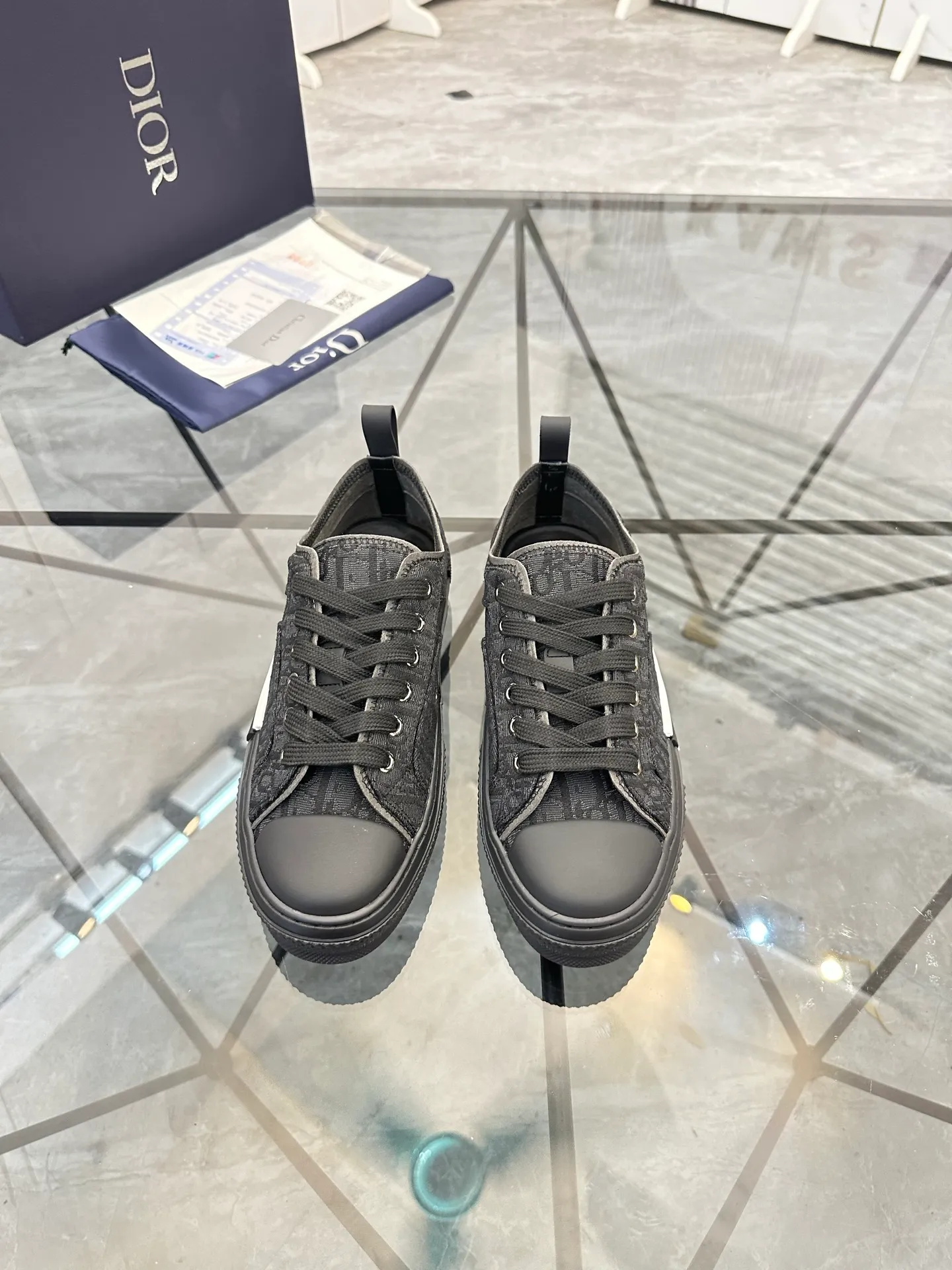 Selling men's shoes 💰: 💰P420¥ Product trademark: Dio* "Dior*" low-top casual shoes Regular size: 36-45 (can be customized to 46) Couple style B23 Product materials: Upper imported original fabric, breathable lining, original outsole. No.: 007